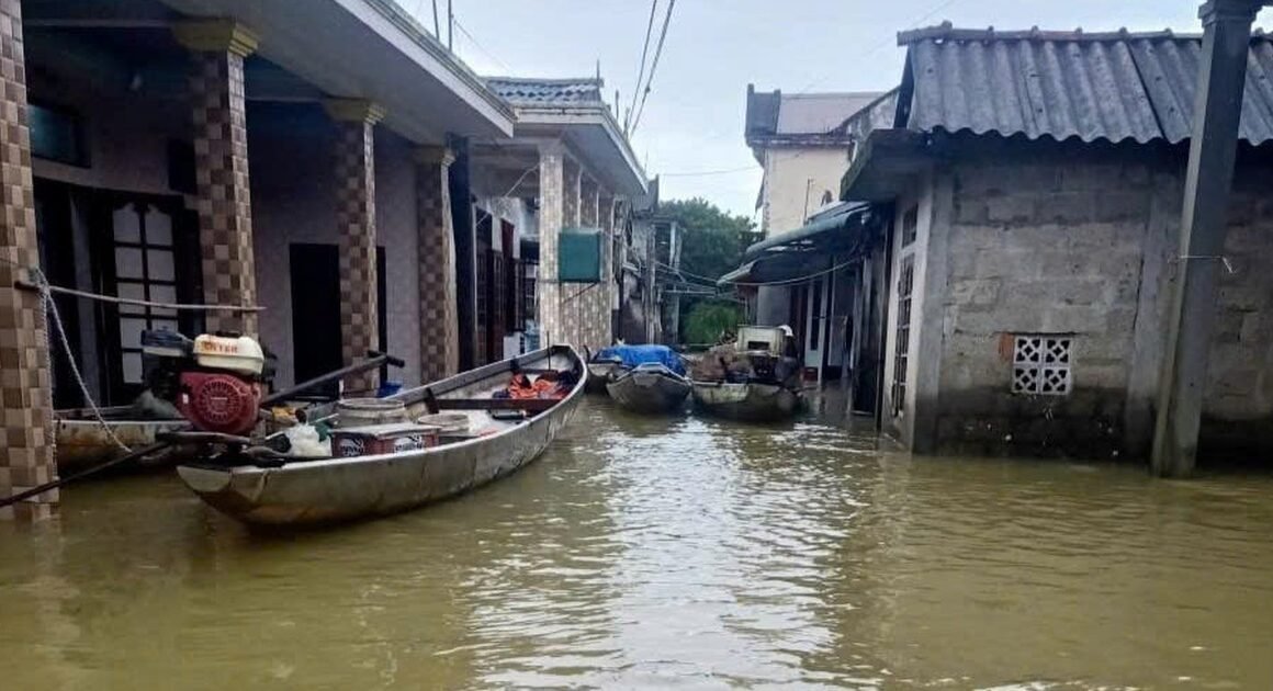 BÃI KHĂN LỄ VƯỢT LŨ GIỮA QUẢNG TRỊ: CÂU CHUYỆN ĐƯA QUAN TÀI