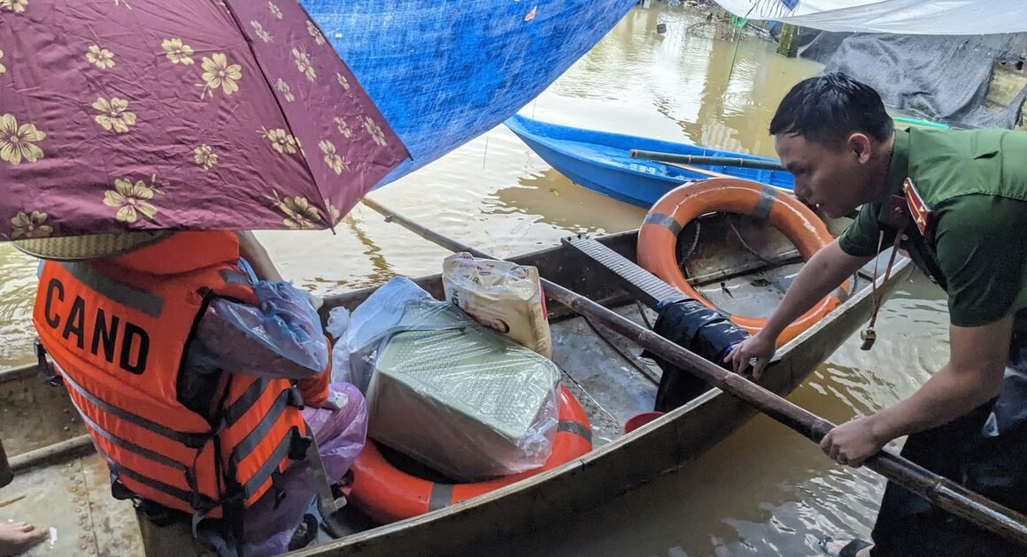 NHỮNG CHIẾC GHÊ CHÈO TRÊN NƯỚC LŨ, NHỮNG NGƯỜI CẢNH SÁT DŨNG CẢM CỨU MẸ-con TRONG MƯA LŨ KHỐN KHỔ!
