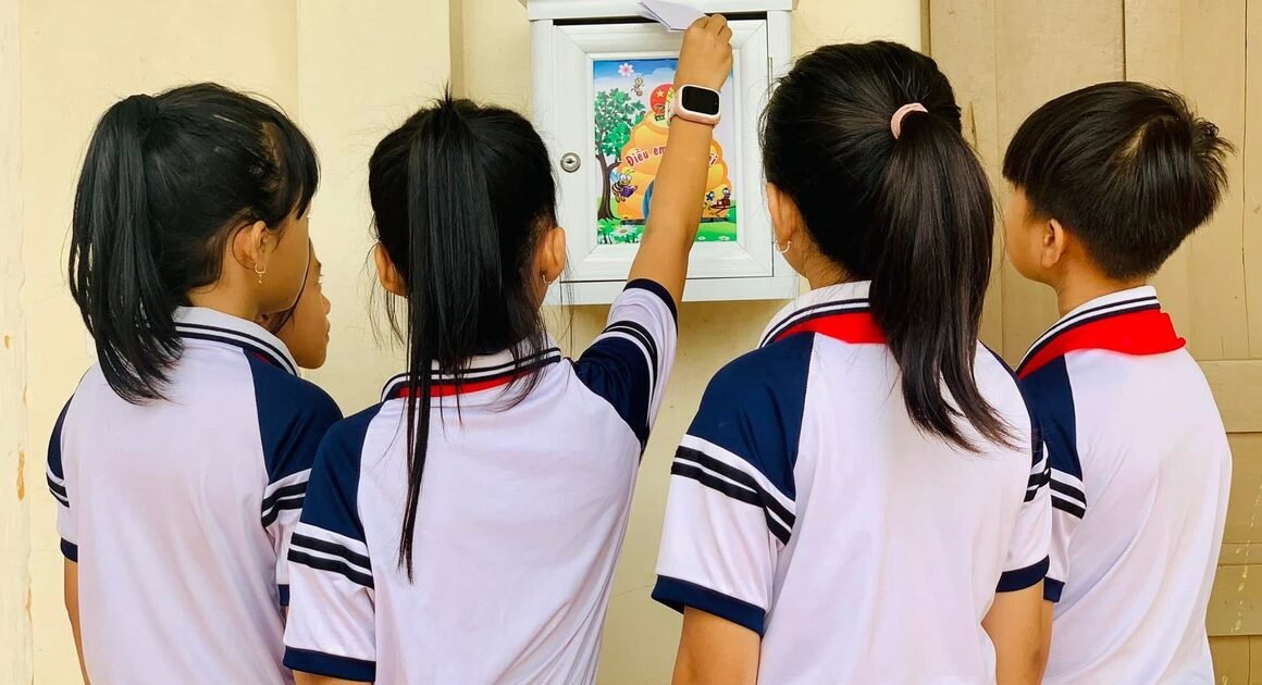 LÀM THẾ NÀO VIỆC CHA MẸ PHẢI XA CON ĐỂ LÀM VIỆC XÃ GIAO ẢNH HƯỞNG ĐẾN SỰ PHÁT TRIỂN CỦA TRẺ NHƯ THẾ NÀO?