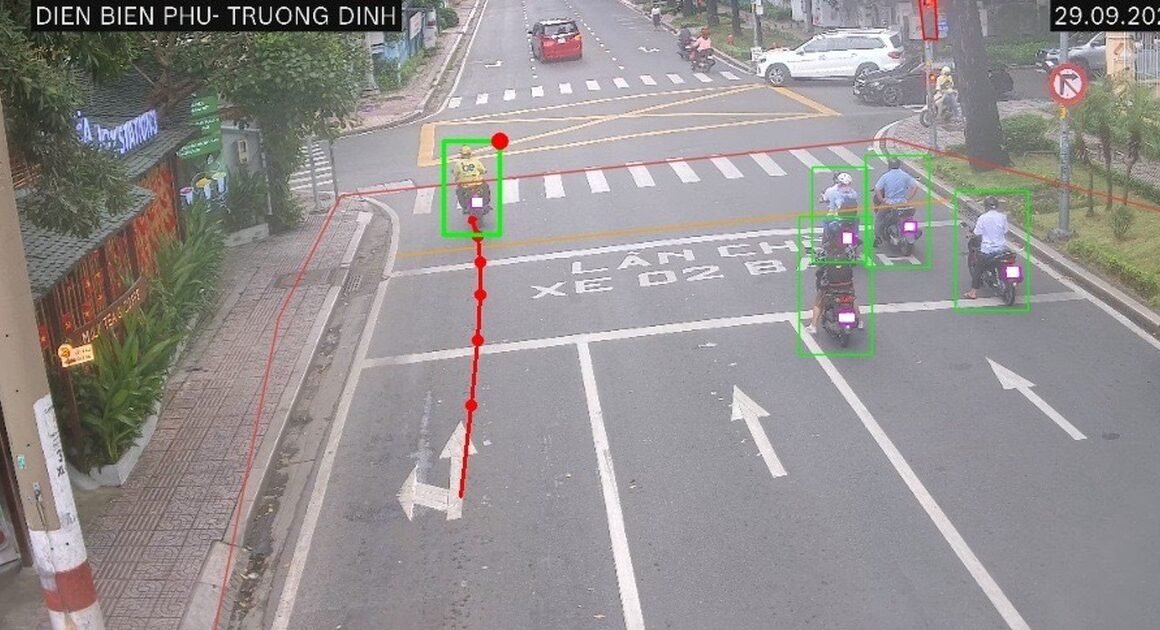 AI CẦM ĐẦU CHỐNG GIAN LẬN GIAO THÔNG: HÀNG CHỤC NGƯỜI VI PHẠM RẼ TRÁI KHI ĐÈN ĐỎ BỊ BỌC PHÁT HIỆN