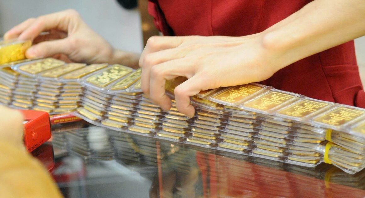VÀNG TRONG NƯỚC GIỮ VỮNG KHÔNG ĐỔI, TRONG KHI THẾ GIỚI MẤT ĐỊNH HƯỚNG LIÊN TỤC