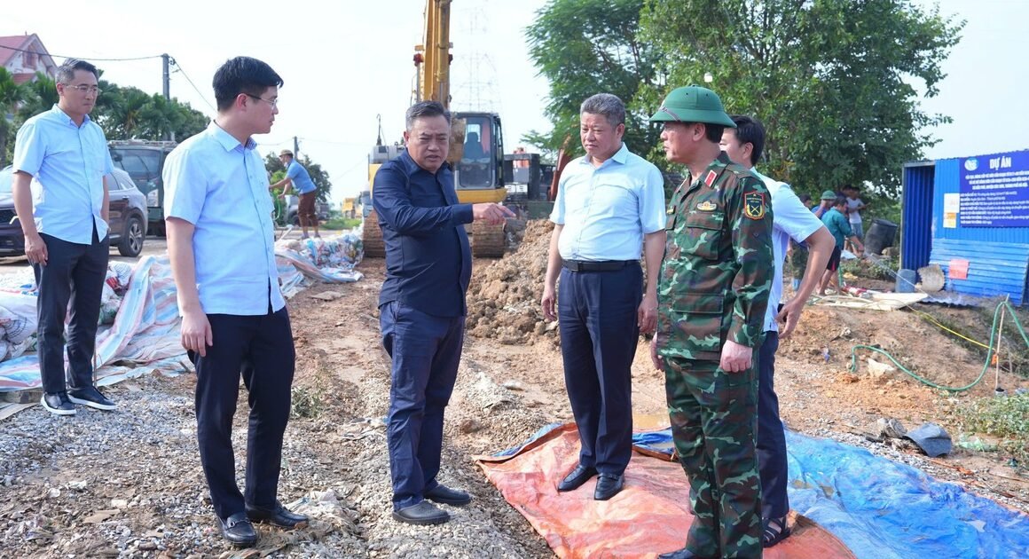 DƯỚI ÁP LỰC KHỦNG KHIẾP TỪ MƯA LỚN, HÀ NỘI ĐANG ĐỐI MẶT VỚI THIÊN TAI KÉP HIỆN CHƯA TỪNG CÓ!