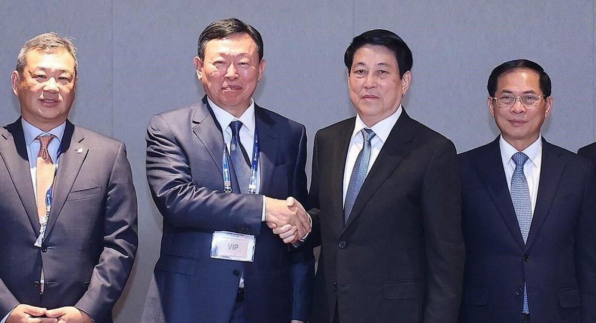 DẤU ẤN KHUYẾN CỬA HỌP TẬP ĐOÀN KINH TẾ QUỐC TẾ ĐANG MỞ RA TRONG CHUYẾN ĐI CỦA CHỦ TỊCH NƯỚC LƯƠNG CƯỜNG TẠI APEC NHẤN NỐI HỢP TÁC ĐỘC ĐÁO GIỮA HÀN QUỐC VÀ TRUNG QUỐC