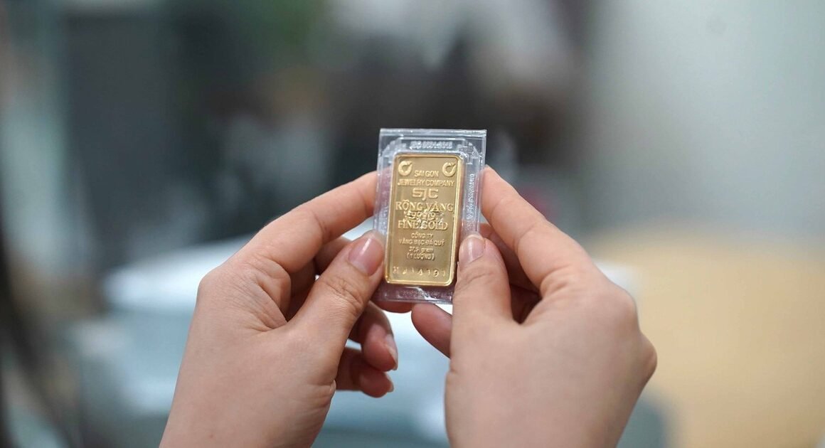 Giá vàng SJC, tăng gần 4 triệu đồng trong sáng một ngày, cùng xu hướng vàng thế giới lập đỉnh mới, bạn đã cập nhật những diễn biến nóng nhất chưa?