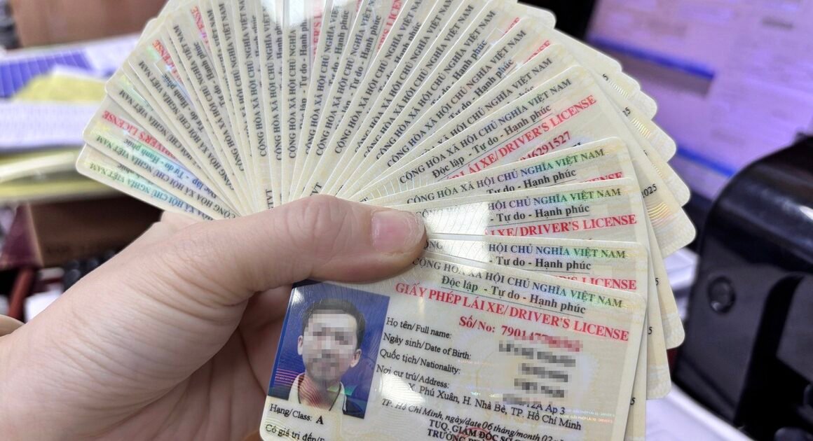 KHÁM PHÁ 6 LÝ DO BẠN NÊN ĐỔI BẰNG LÁI XE GIẤY SANG THẺ NHỰA PET để dễ dàng kiểm tra thông tin mọi lúc!