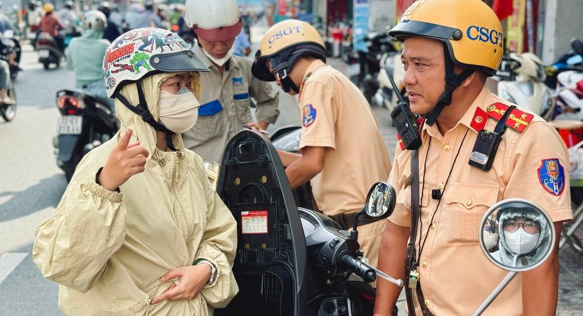 TẠI SAO HÀNG NGÀN XE MÁY VẪN CHẠY NỐI ĐUÔI GIAO LỘ DƯỚI BIỂN BÁO KHÔNG CÒN HIỆU LỰC?