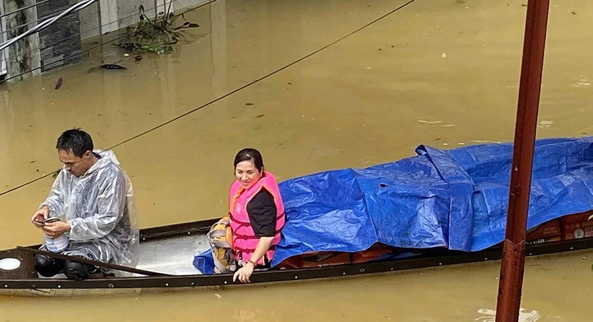 HÀNH ĐỘNG NHỎ, HIỆU QUẢ LỚN: YELLOW RICE AND MILK BRING HOPE TO FLOOD VICTIMS AND HEALTH WORKERS IN HUẾ!