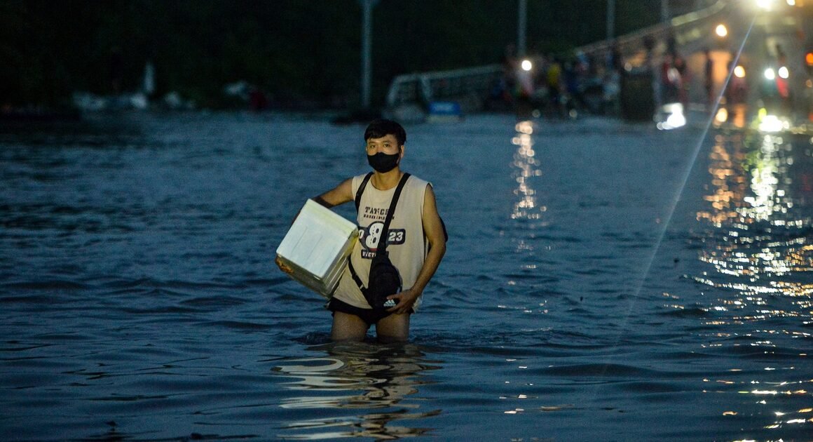 NƯỚC SÔNG NHUỆ DẬY CAO, KHU VỰC RỐN NGẬP Ở HÀ NỘI VẪN NGẬP NGẬP KHỔ CÙNG NGƯỜI DÂN VẬT LỘN DI CHUYỂN