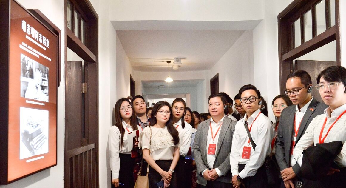 KHÁM PHÁ HÀNH TRÌNH ĐỎ: 48 ĐẠI BIỂU THANH NIÊN VIỆT NAM CHINH PHỤC TRUNG QUỐC TRONG 5 NGÀY HỌC TẬP VÀ NĂM BƯỚC MỚI