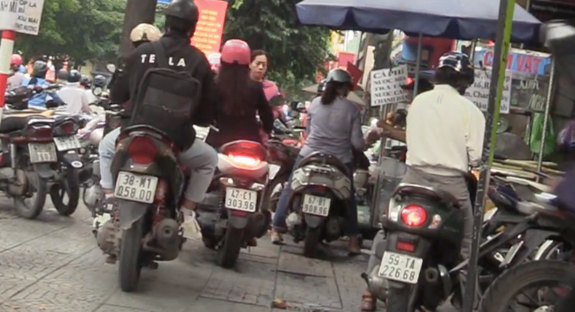 SỐ LƯỢNG XE MÁY VI PHẠM TRÊN VĨA HÈ TRONG 30 PHÚT GHI HÌNH GHI NHẬN GÂY NGHI VẤN RẰNG CSGT ĐÃ ĐĂNG KIỂM VÀ ĐÃ GHI NHẬN RÕ BIỂN SỐ!