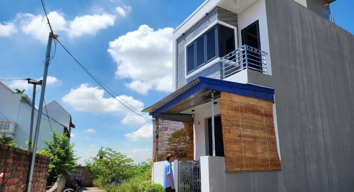 THẦN ĐÈN HOÀNG ĐÌNH BÁCH VÀNH DỰNG HÀNH TRÌNH CHUYỂN HƯỚNG NGÔI NHÀ VỀ TRÁI ĐẤT CHỦ SỞ HỮU!