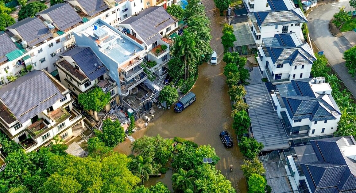 BIỆT THỰ LIỀN KỀ 72 GIỜ CHƯA CẢI THIỆN, NƯỚC NGẬP ĐỌC ĐÁNG SỐC Ở XUÂN PHƯƠNG!