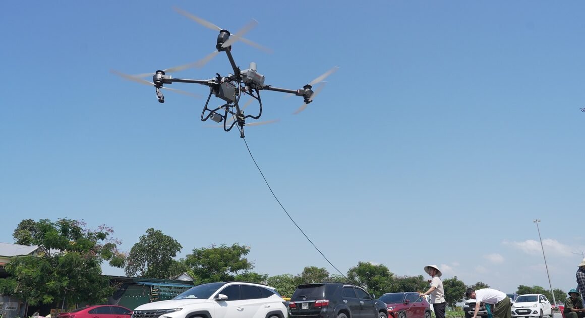 CHUYẾN BAY ĐÁNG KÝ — DRONE CỦA VIETTEL GIÚP CỨU BÉ 4 THÁNG TUỔI TRONG VÙNG NGẬP LỤT ẨN CHƯA TƯỞNG!