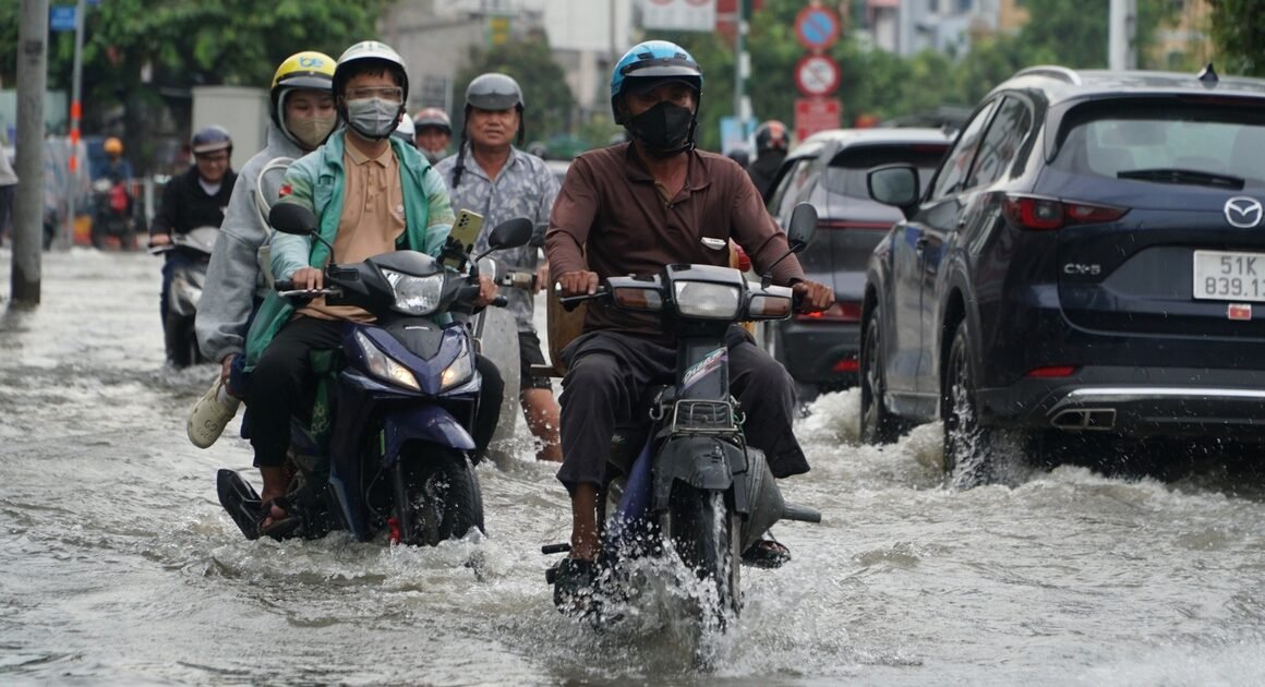 Triều cường cuối ngày 21.10 gây ngập nặng trên đường Trần Xuân Soạn, ảnh hưởng nghiêm trọng tới cuộc sống người dân TP.HCM