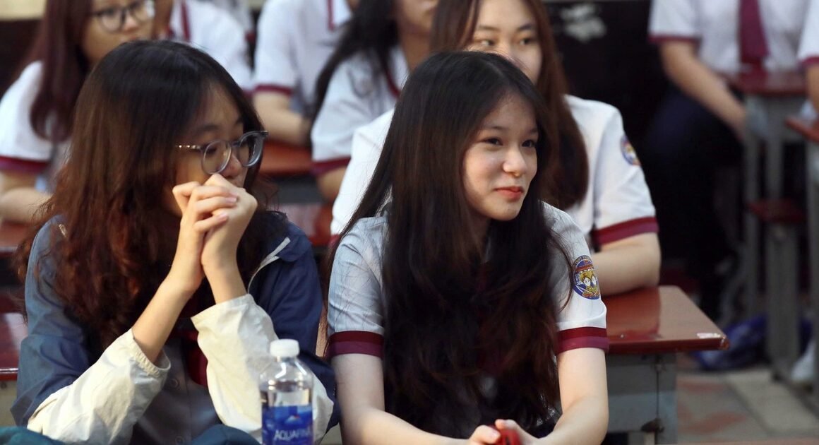 SẮP ĐẾN, HỌC SINH TP.HCM SẼ PHẢI RÚT KHỎI ĐIỆN THOẠI TRONG GIỜ RA CHƠI!