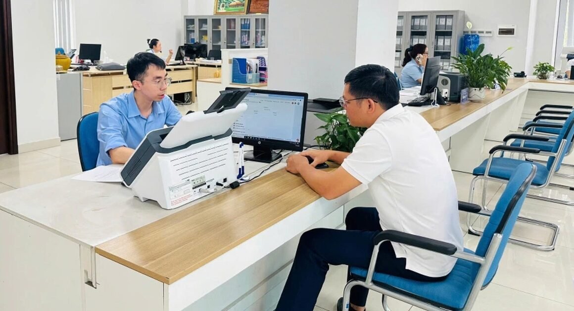 QUẢNG NINH CHI HÀNG TRĂM TỶ ĐỒNG CHO HƠN 1.000 CÔNG CHỨC, ĐÓN ĐẦU CHÍNH SÁCH TỈNH GỌI TĂNG CƯỜNG HIỆU QUẢ, HIỆN ĐẠI HÓA BỘ MÁY!