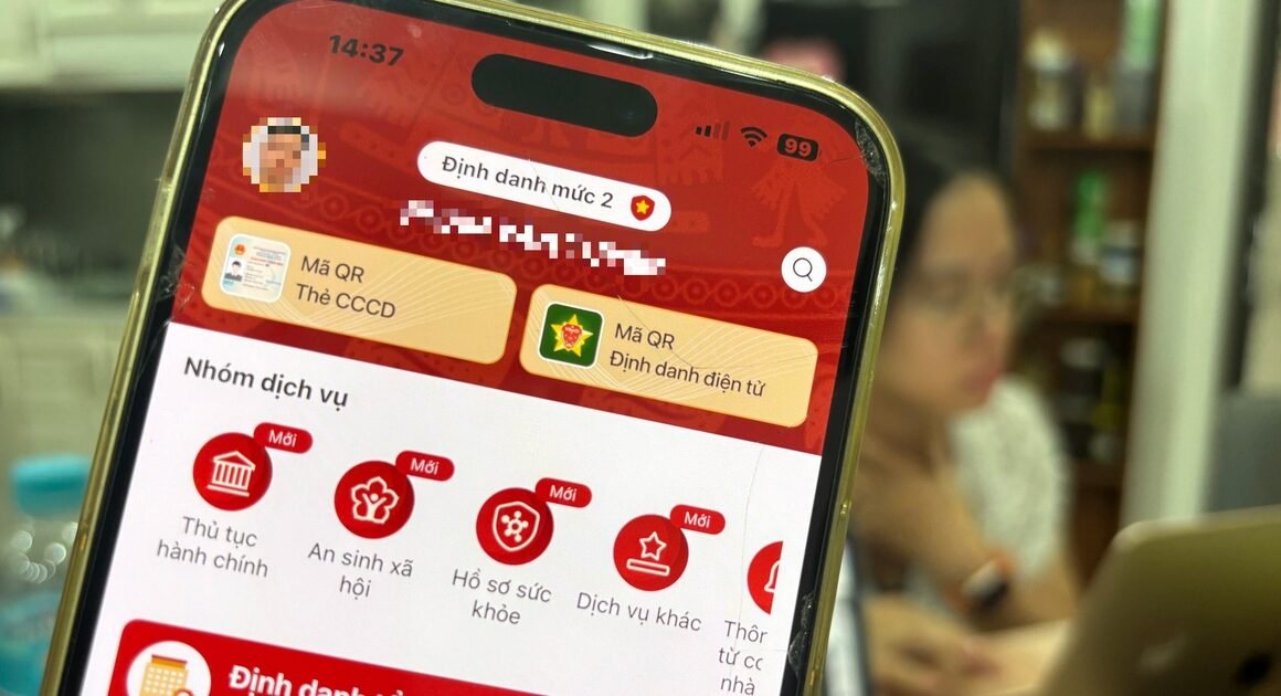 KHÁCH HÀNG KHÔNG CẦN NỘP GIẤY TỜ CHUYÊN CHỈ KHI SỬ DỤNG VNeID!