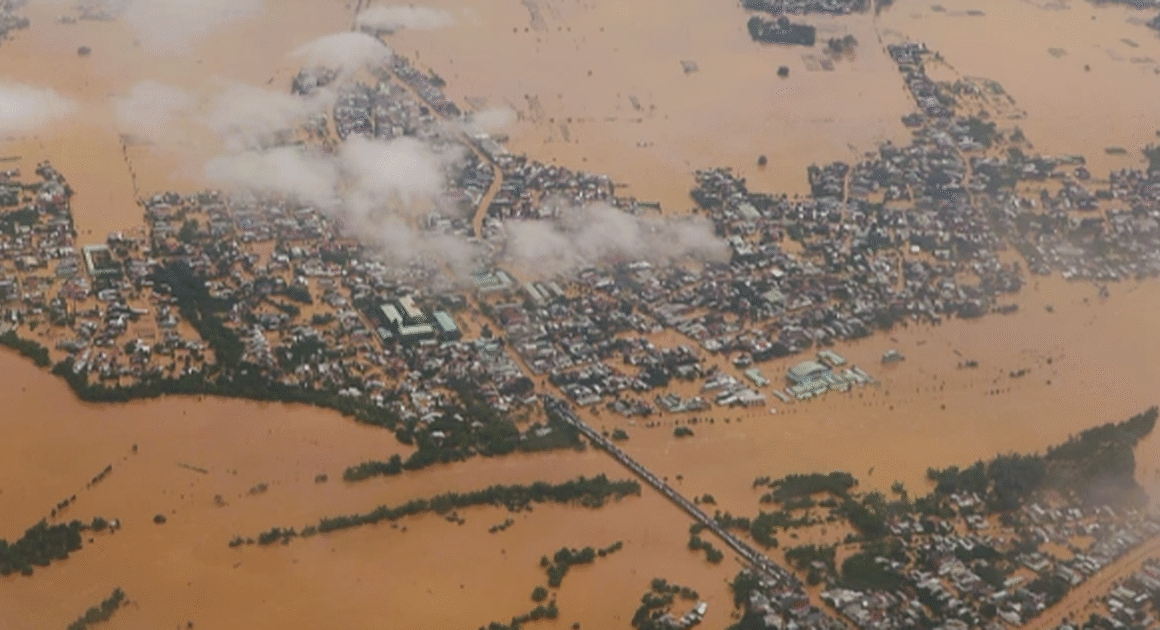 BỘ CHÍNH TRỊ ĐÃ RA YÊU CẦU KHẨN, CÁC ĐƠN VỊ PHẢI GIẢI QUYẾT NHANH HẬU QUẢ MƯA LŨ TẠI MIỀN TRUNG!
