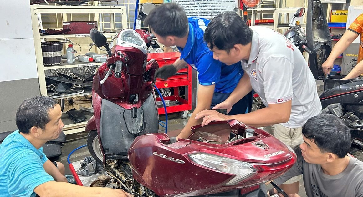 NHÓM SINH VIÊN Ở HUẾ XINH ĐẸP VỚI HÀNH ĐỘNG GÂY NGẠC NHIÊN: SỬA XE MIỄN PHÍ CHO NGƯỜI DÂN VÙNG NGẬP LỤT!