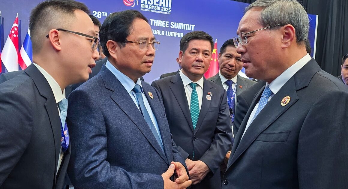 THỦ TƯỚNG PHẠM MINH CHÍNH VÀ THỦ TƯỚNG TRUNG QUỐC GẬP GỠ ĐỂ THẮT CHẶT HỢP TÁC NGOẠI GIOA TRONG BỐI CẢNH HỘI NGHỊ ASEAN TẠI MALAYSIA