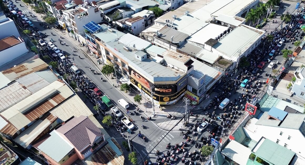 CHẶN ĐƯỜNG RẼ PHẢI, NHIỀU PHƯƠNG TIỆN VẪN KHĂNG KHĂN TRÊN ĐƯỜNG KHA VẠN CÂN!