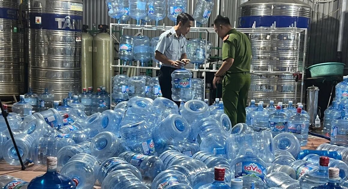 KHÁCH HÀNG CẨN THẬN, HÀ NỘI ĐANG BỊ NGHỘP TRONG ĐẠI THẢM NƯỚC LAVIE GIẢ!