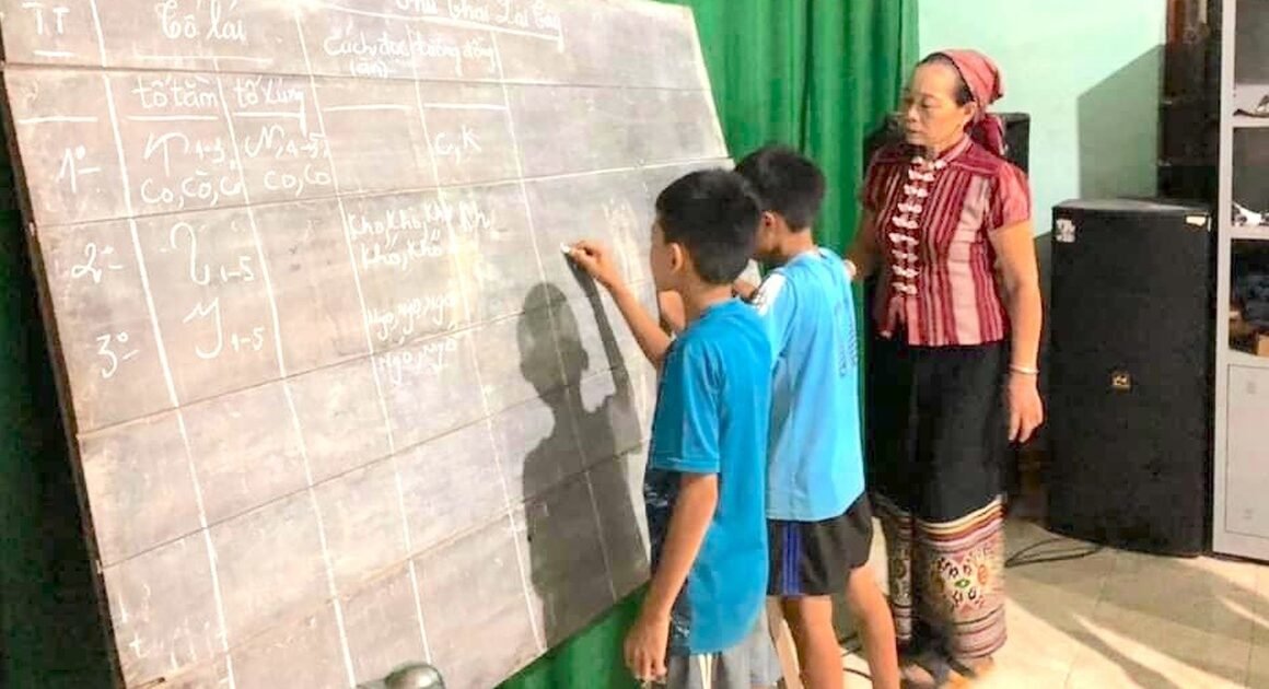 NGƯỜI PHỤ NỮ TRƯA QUÊ HƯƠNG VỚI HÀNH TRÌNH GƯƠNG MẪU GIỮ GÌN VÀ TRAO TRUYỀN VĂN HÓA THÁI CHO THẾ HỆ TRẺ