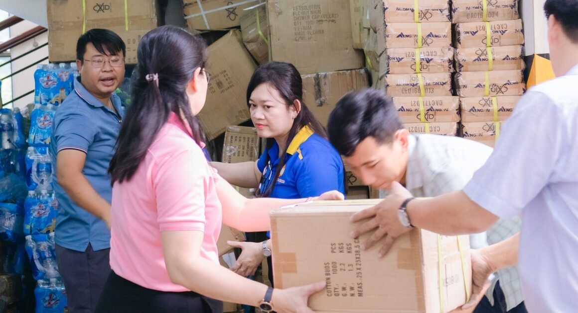 ỦY BAN MTTQ VIỆT NAM TP.HCM MỞ RA TRÀNG HỢP HÀO HỨNG, NHẬN HƠN 7,4 TỶ ĐỒNG VÀ 50.000 USD CÙNG NHIỀU NHU YẾU PHẨM HỖ TRỢ VÙNG LŨ!