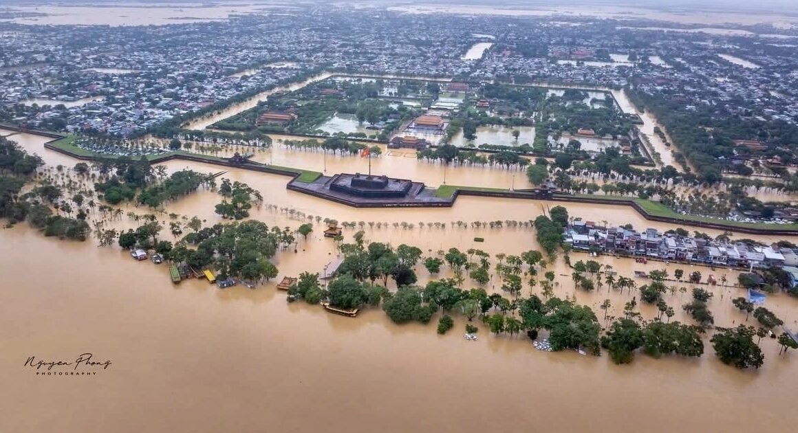 THÁNG 10 NĂM 2025, HUẾ BỊ NHẤN NÁT GIỐNG NHƯ MỘT BIỂN NƯỚC KHÔNG CẢN CHIẾM TỪ ĐẤT TRỜI!