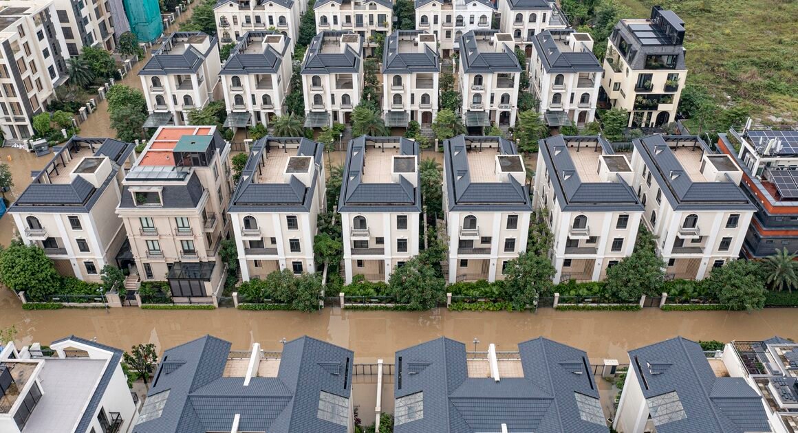 DÙ MƯA ĐÃ NGỪNG, TÂY HỒ TÂY VẪN NGẬP TRÀN TRÊN KHẮP NƠI.