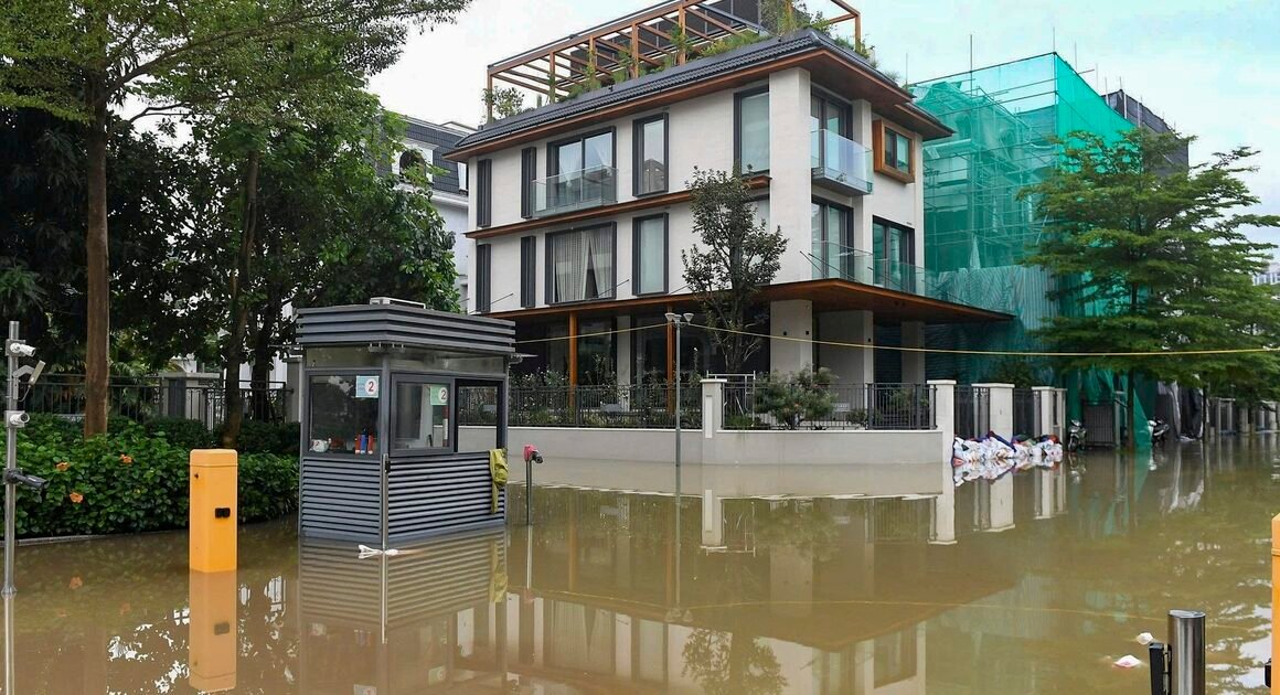 dù không còn mưa, nhiều “khu biệt thự triệu đô” tại hà nội vẫn ngập sâu, chuyện chưa từng có!