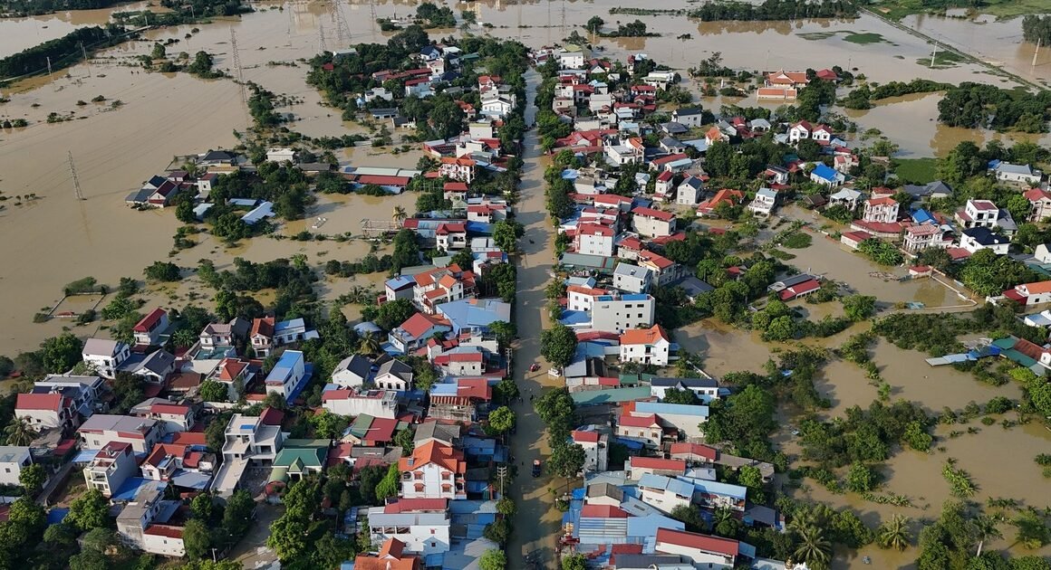 LŨ LỚN SÁT SÁT, CÂY CẦU CẦU ĐANG GẦN KẾT THÚC, CẢNH BÁO KHẨN CẤP!