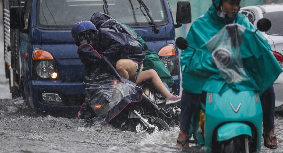 MƯA LỚN KÉO DÀI HƠN MỘT GIỜ GÂY NGẬP NẶNG, CHIẾM TRẾ NỘI THÀNH TP.HCM, GÂY CHAY XE VÀ NGHIÊM TRỌNG NHIỀU RỦI RO!