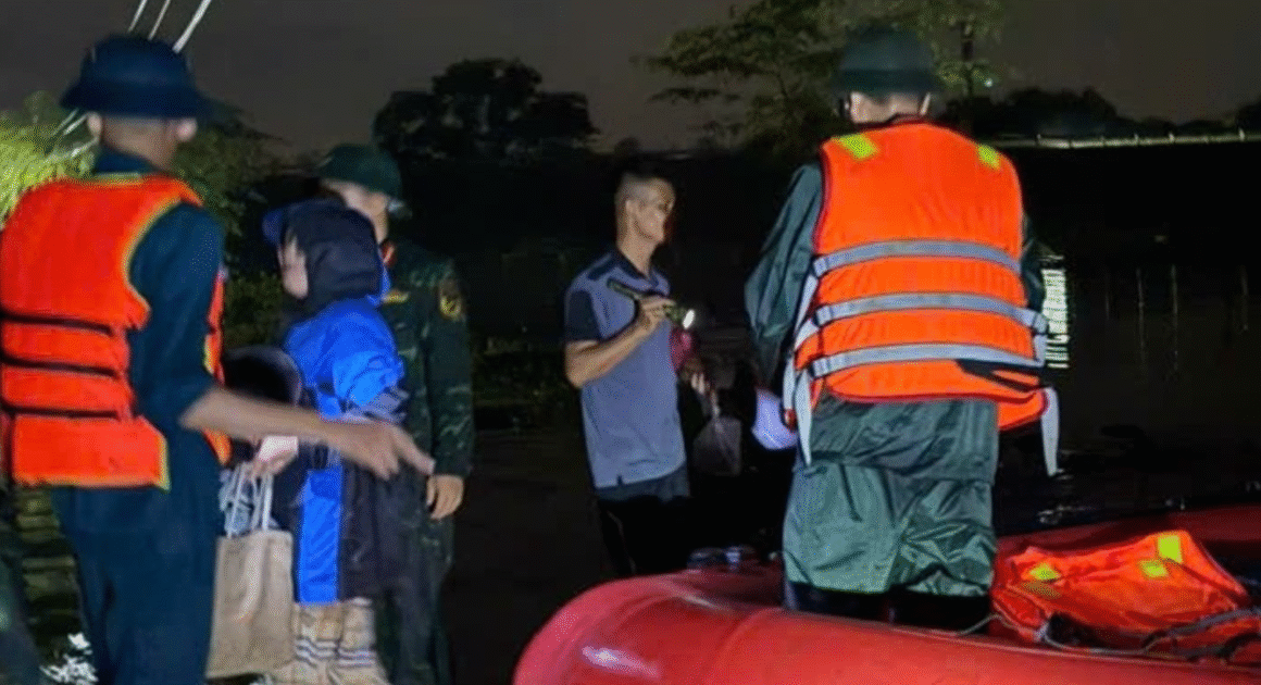 MƯA LŨ LẬT ĐỔ SÔNG CẦU: HƠN 1.200 HỘ DÂN Ở HÀ NỘI BỊ CÔ LẠP GIỮA LŨ LỤT KHỦNG KHIẾP!