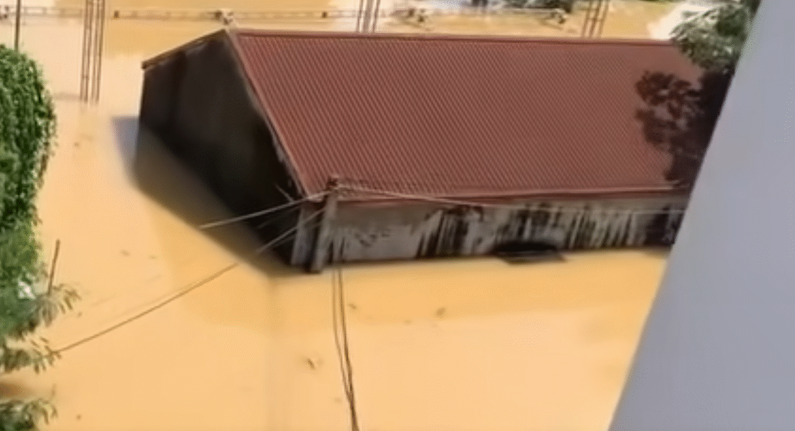 NƯỚC LŨ BẤT NGỜ DÂY DÀO, CƯ DÂN TRUNG GIÃ CHỚP NÉT TRONG ĐÓI KHỐN CÔ LẬP NGAY TRONG NHÀ!