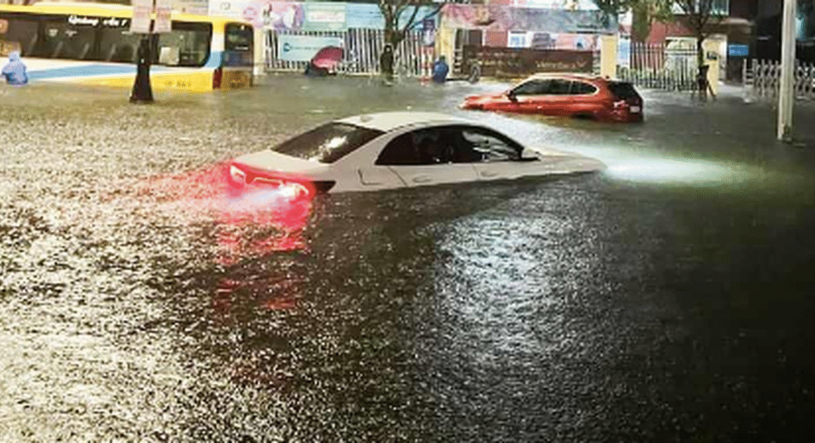 SỚM NAY, MƯA LỚN TỪ HÀ TĨNH ĐẾN QUẢNG NGÃI, CẢNH BÁO NGUY CƠ LƯU LUYẾN NHIỀU NƠI TRÊN 200 MM!