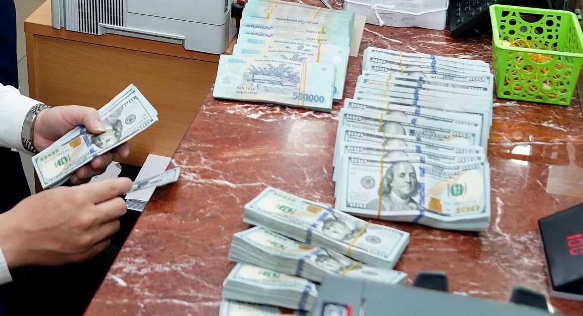 TẠI SAO DÙ NGÂN HÀNG GIẢM GIÁ USD, THỊ TRƯỜNG NGOÀI CHÍNH THỨC VẪN TRẬN ĐẤU ĐỈNH?