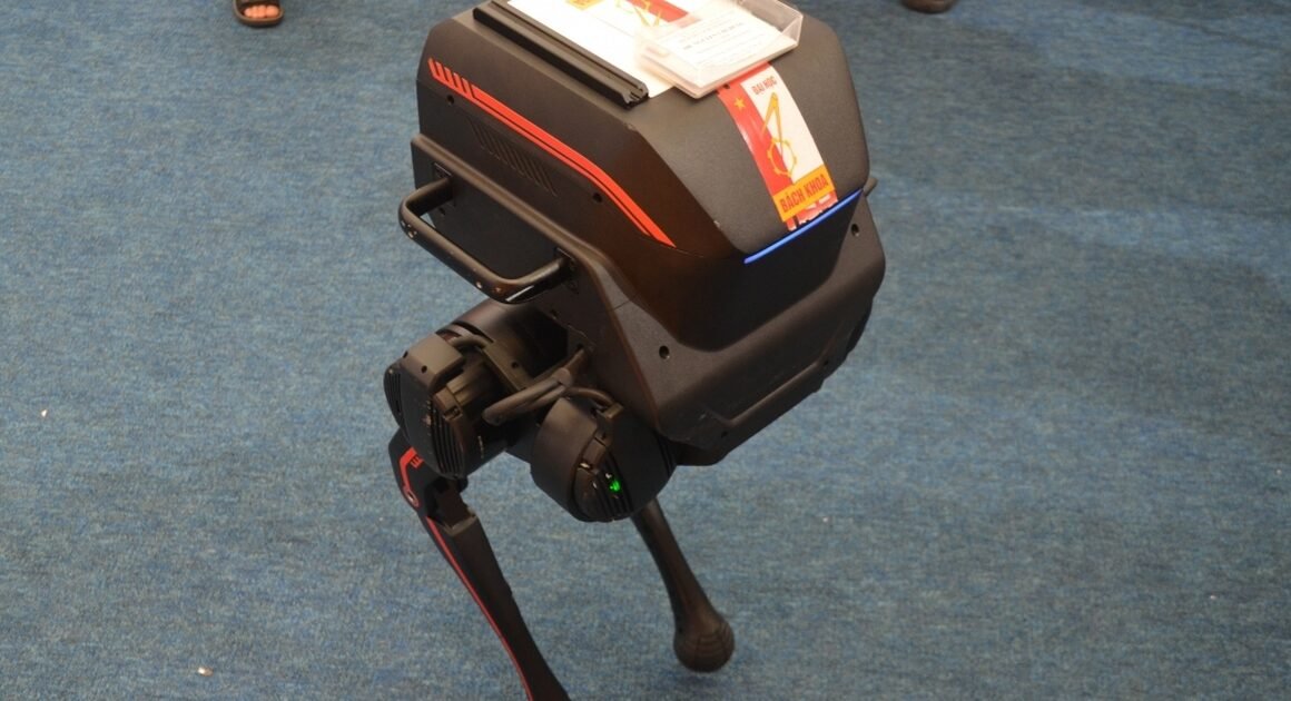 Bạn có biết robot Trung Quốc gắn logo ĐH Bách khoa Hà Nội đang gây hiểu nhầm tại triển lãm mới đây?