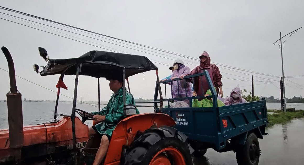 KHI MƯA LŨ NGÀY CÀNG DẦN BAO PHỦ, CHIẾC MÁY CÀY ĐÃ BIẾN THÀNH NGƯỜI HÙNG GIÚP CỨU NGƯỜI GIỮA “BIỂN NƯỚC” QUẢNG TRỊ