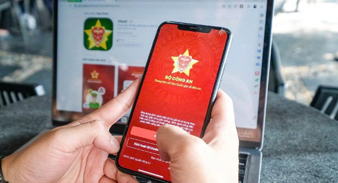 DƯỚI ÁNH MẮT NGHIÊM KHẮC: GIÁM ĐỐC VÀ NGƯỜI ĐẠI DIỆN PHÁP LUẬT CỦA HAI CÔNG TY BỊ TẠM HOÃN XUẤT CẢNH VÌ NỢ THUẾ HÀNG CHỤC TỶ ĐỒNG!