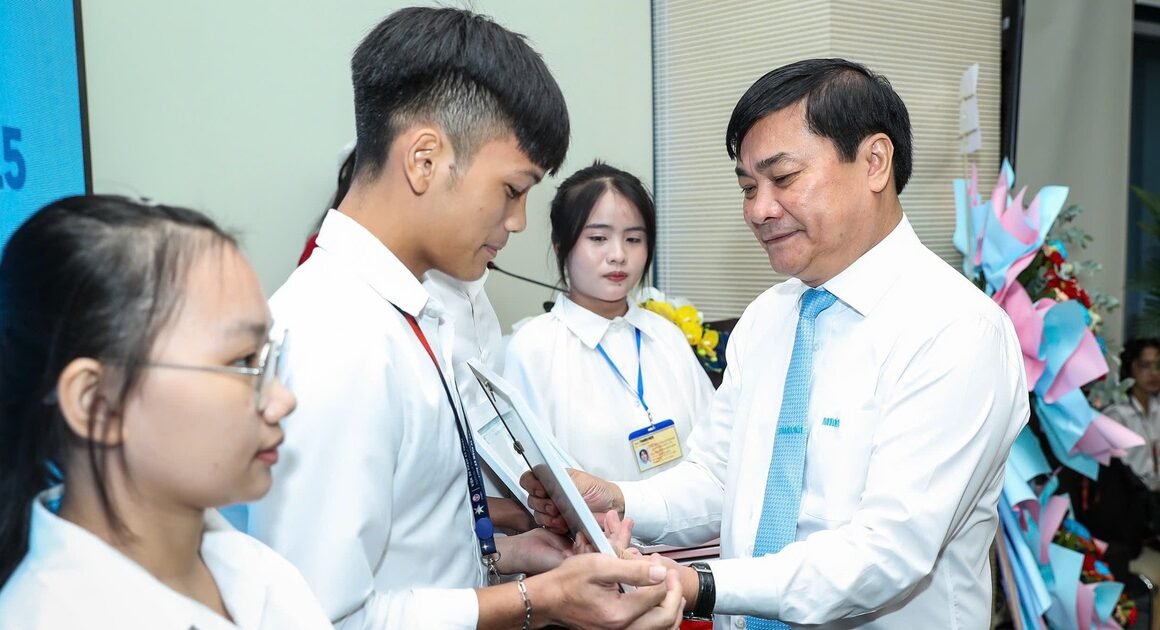 DẤU ẤN TỎ SÁNG TẠO TỪ NHỮNG 20 SUẤT HỌC BỔNG NGUYỄN THÁI BÌNH GẶP GỠ CÁC TÂN SINH VIÊN QUẢNG NGÃI TẠI TP.HCM!