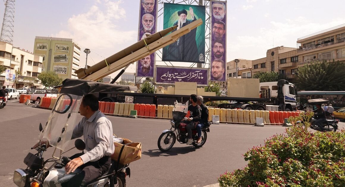 NGOẠI TRƯỞNG IRAN PHẢN ĐỐI GÁO BUỘC VỀ TÊN LỬA GẦN MỸ, AI MỚI LÀNG CHIẾN TRANH NGUY HIỂM HƠN?