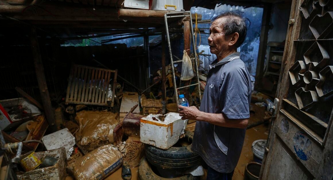 LƠ(target: các hộ dân P.Phan Đình Phùng đang chống chọi với đống bùn đất sau lũ lịch sử)