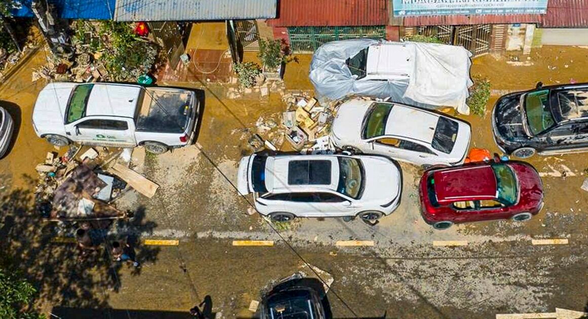 Sau BÃO SỐ 11, HÀNG LOẠT Ô TÔ, XE MÁY DỮ DỘI TRÊN TUYẾN PHỐ THÁI NGUYÊN, NHƯNG ĐÒI HỎI ĐIỀU GÌ ĐẲNG SAU?