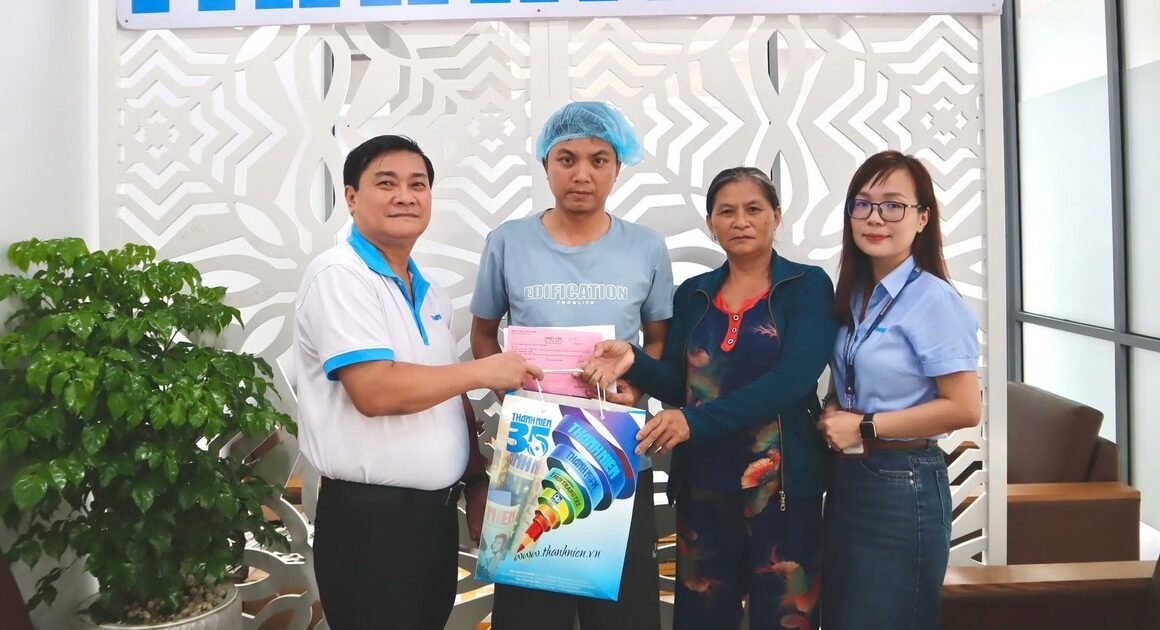 BÁO THANH NIÊN TỪNG GÂY NGẠC NHIÊN VỚI HÀNH ĐỘNG GÂY QUYẾT ĐỂ CHỮA CHO BÀ MẸ NGHÈO VÀ BA ĐỨA CON BỊ U NÃO
