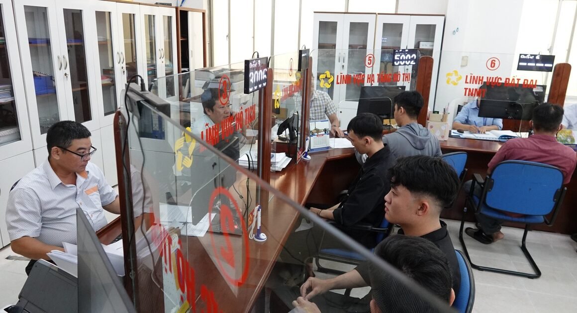 HƠN 6.300 CÁN BỘ RỜI KHU VỰC CÔNG, TP.HCM CHI GẦN 6.100 TỶ ĐỒNG GIẢI QUYẾT CHÍNH SÁCH!