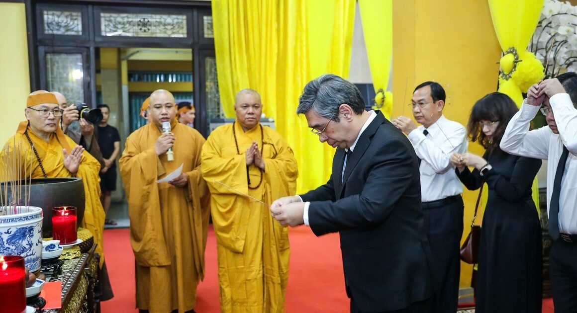 NHỮNG NGƯỜI LÃNH ĐẠO TỪ TP.HCM ĐÃ TỤ HỌP TẠI CHÙA VĨNH NGHIÊM ĐỂ VIẾNG TRƯỞNG LÃO HÒA THƯỢNG THÍCH TRÍ TỊNH