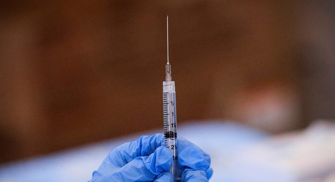 BÁN CHÂN DỰNG CÓ PHẢI LÀ MỐI NGUYỀN NHIỄM VỀ VẮC XIN COVID-19 VÀ UNG THƯ?