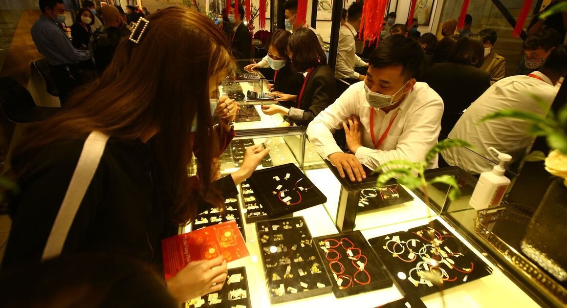 GIÁ VÀNG GẦN CHẠY THEO ĐÁM CHÂU SAU KHI LẬP ĐỈNH, SỤT GIẢM MẠNH CHƯA TỪNG CÓ!