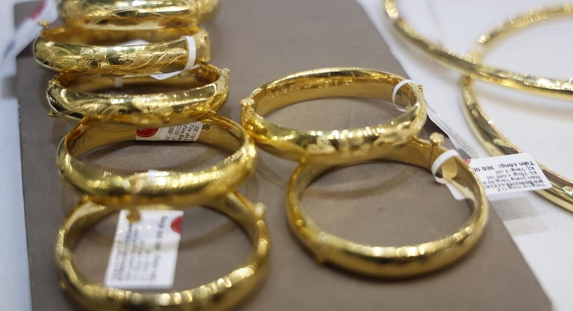 VỪA CHUYỂN ĐỘNG ĐỘT NGỘT, GIÁ VÀNG THẾ GIỚI GIẢM XUỐNG KỶ LỤC, LÀM NẢY SINH ĐOẢN TRẦN TRỌNG TRONG THỊ TRƯỜNG NƯỚC!